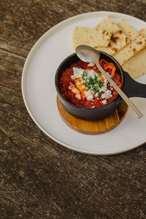 Kai 36 - Hotel Zwischen Fels Und Fluss Γκρατς Εξωτερικό φωτογραφία Baked eggs with tomato and feta cheese