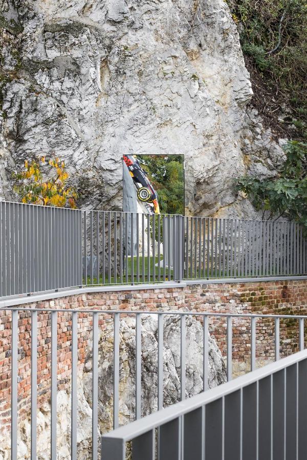 Kai 36 - Hotel Zwischen Fels Und Fluss Γκρατς Εξωτερικό φωτογραφία The memorial at the crash site