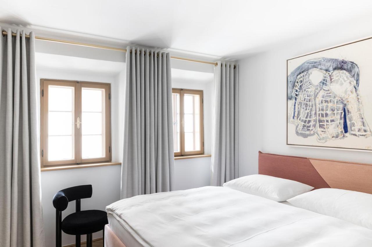 Kai 36 - Hotel Zwischen Fels Und Fluss Γκρατς Εξωτερικό φωτογραφία A bedroom with curtains