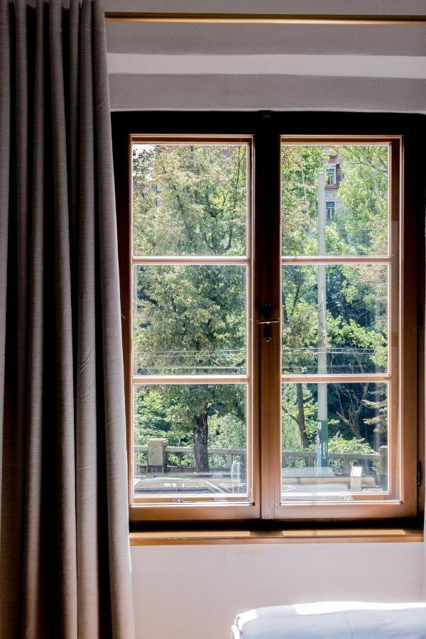 Kai 36 - Hotel Zwischen Fels Und Fluss Γκρατς Εξωτερικό φωτογραφία A window with curtains