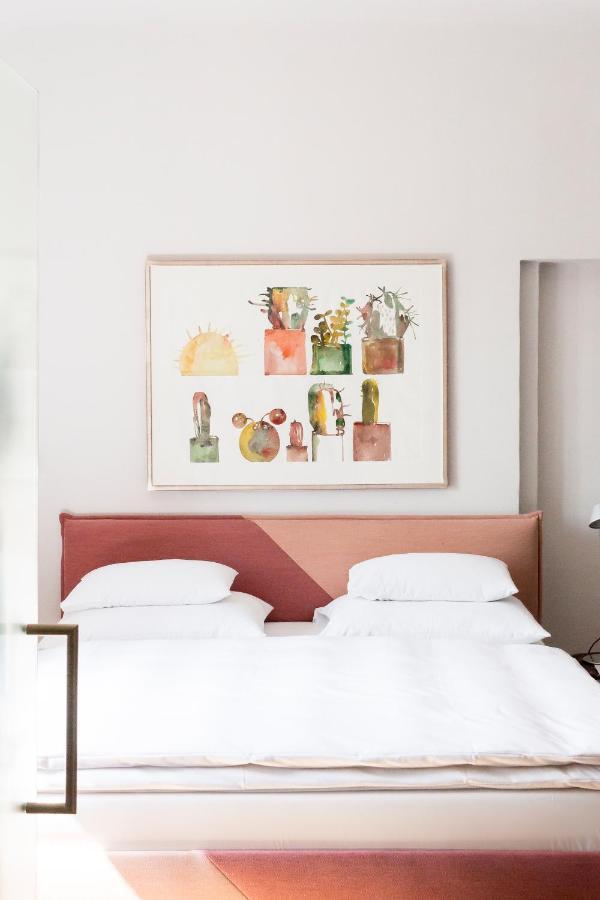 Kai 36 - Hotel Zwischen Fels Und Fluss Γκρατς Εξωτερικό φωτογραφία A bedroom with a bed and a painting