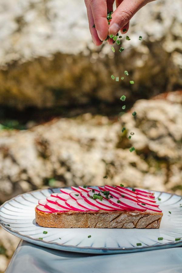 Kai 36 - Hotel Zwischen Fels Und Fluss Γκρατς Εξωτερικό φωτογραφία Garnish being added to a dish