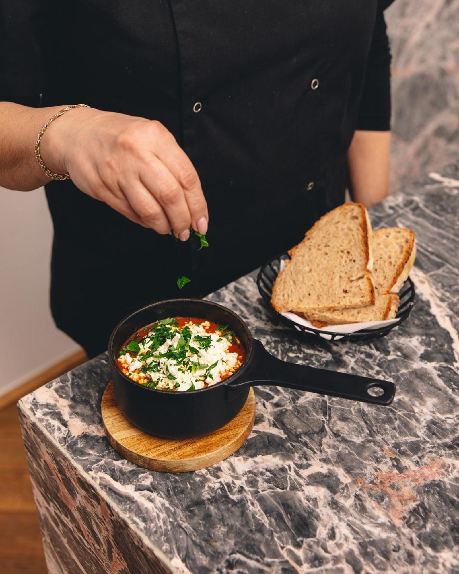 Kai 36 - Hotel Zwischen Fels Und Fluss Γκρατς Εξωτερικό φωτογραφία Preparation of a traditional Turkish dish