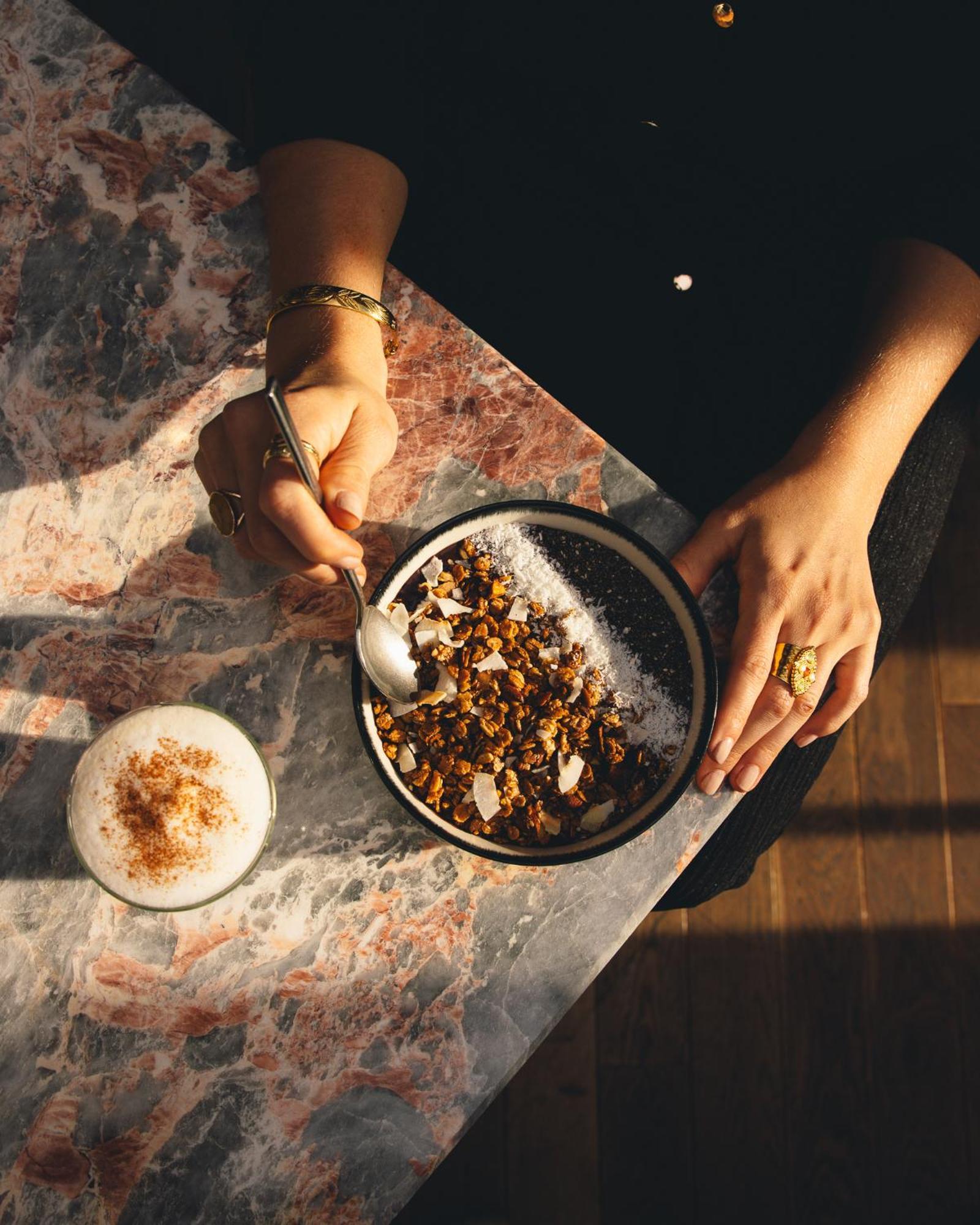Kai 36 - Hotel Zwischen Fels Und Fluss Γκρατς Εξωτερικό φωτογραφία A woman eating a bowl of granola