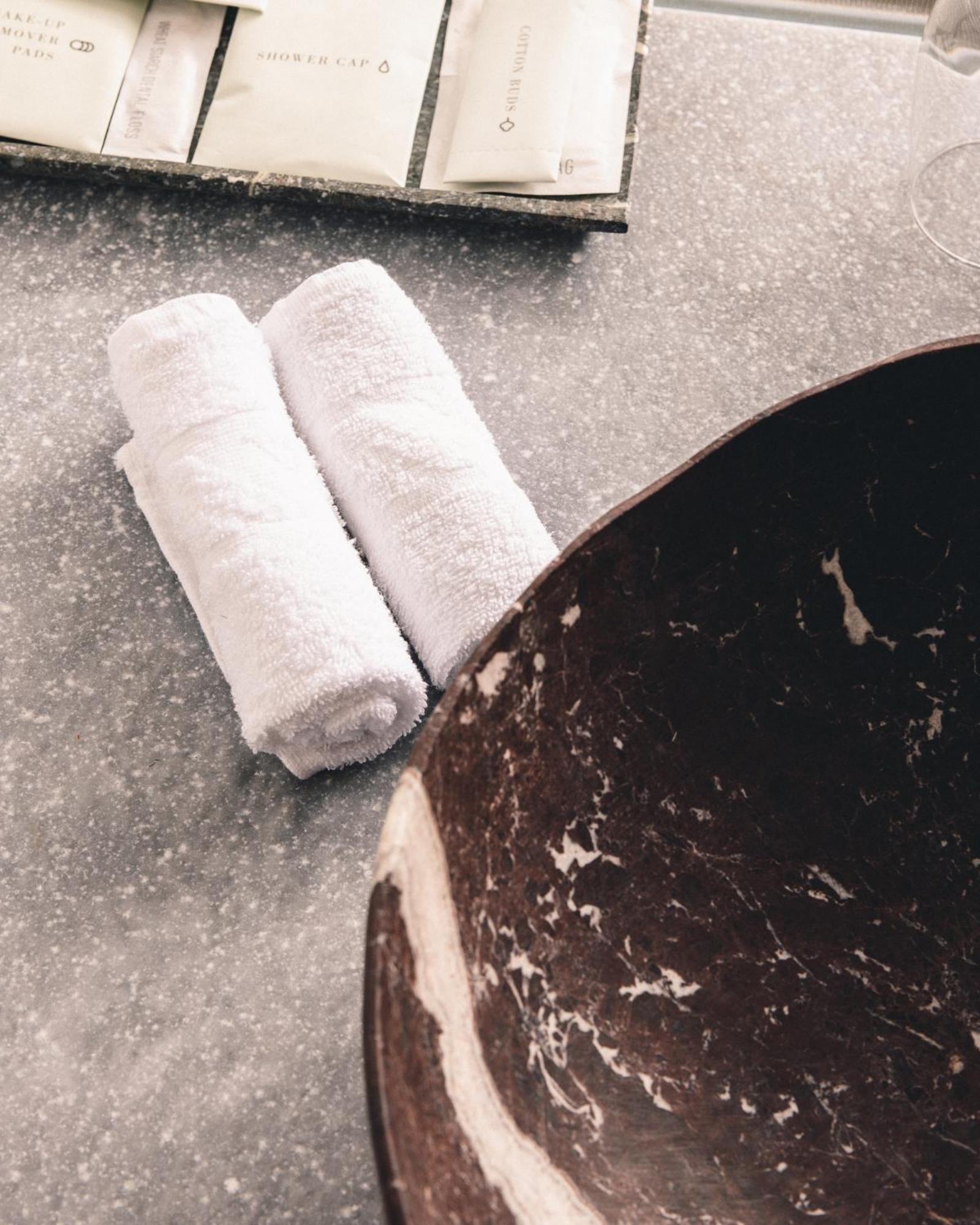 Kai 36 - Hotel Zwischen Fels Und Fluss Γκρατς Εξωτερικό φωτογραφία A pair of rolled towels