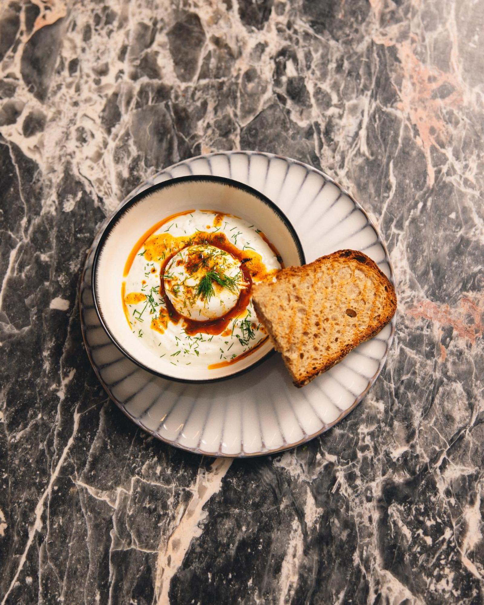 Kai 36 - Hotel Zwischen Fels Und Fluss Γκρατς Εξωτερικό φωτογραφία A bowl of Labneh with olive oil and sumac